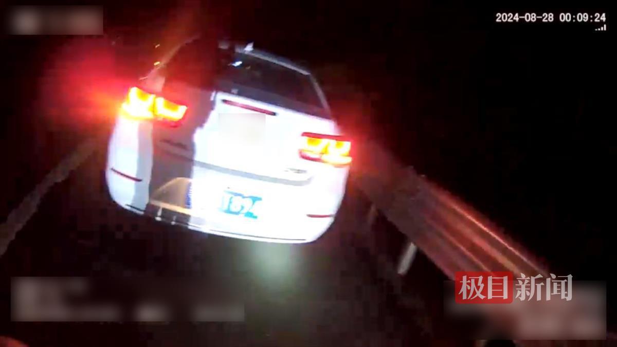 轿车凌晨在高速公路应急车道违停