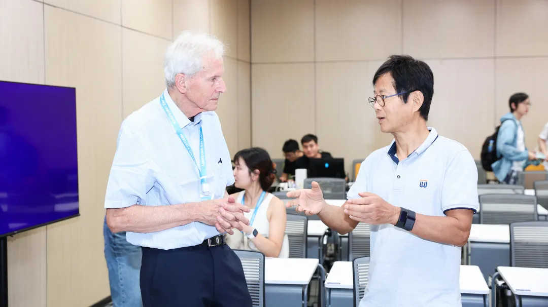 Josef Kittler(左)与李子青(右)在课间交流