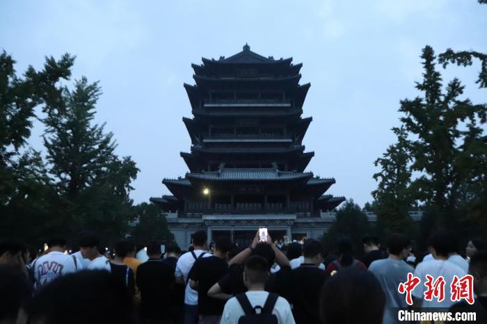 山东济南：超然楼亮灯引民众观看