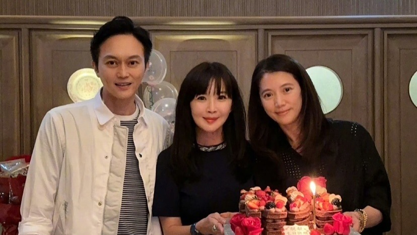 袁咏仪晒照庆53岁生日，和邱淑贞久违同框画面养眼封面图