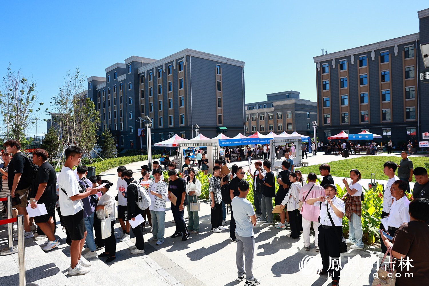 迎新活动在一合楼门前举行。