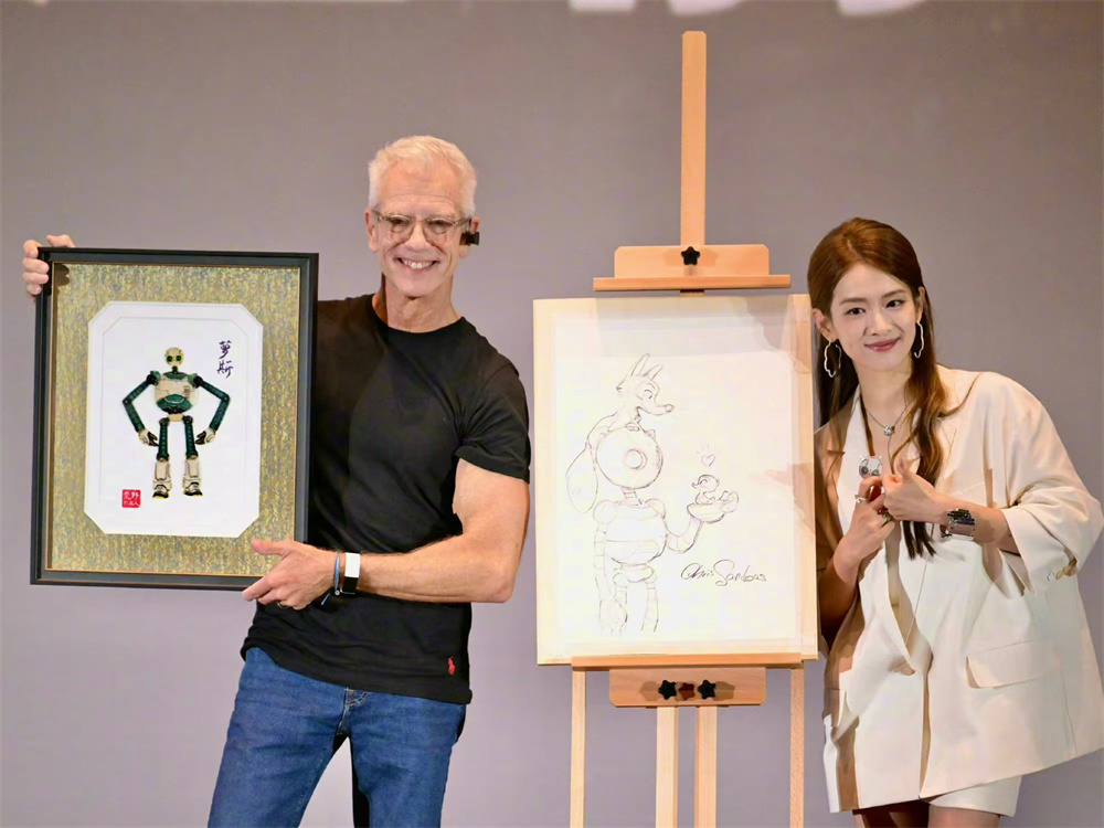 克里斯&middot;桑德斯和陈昊宇展示互送的礼物