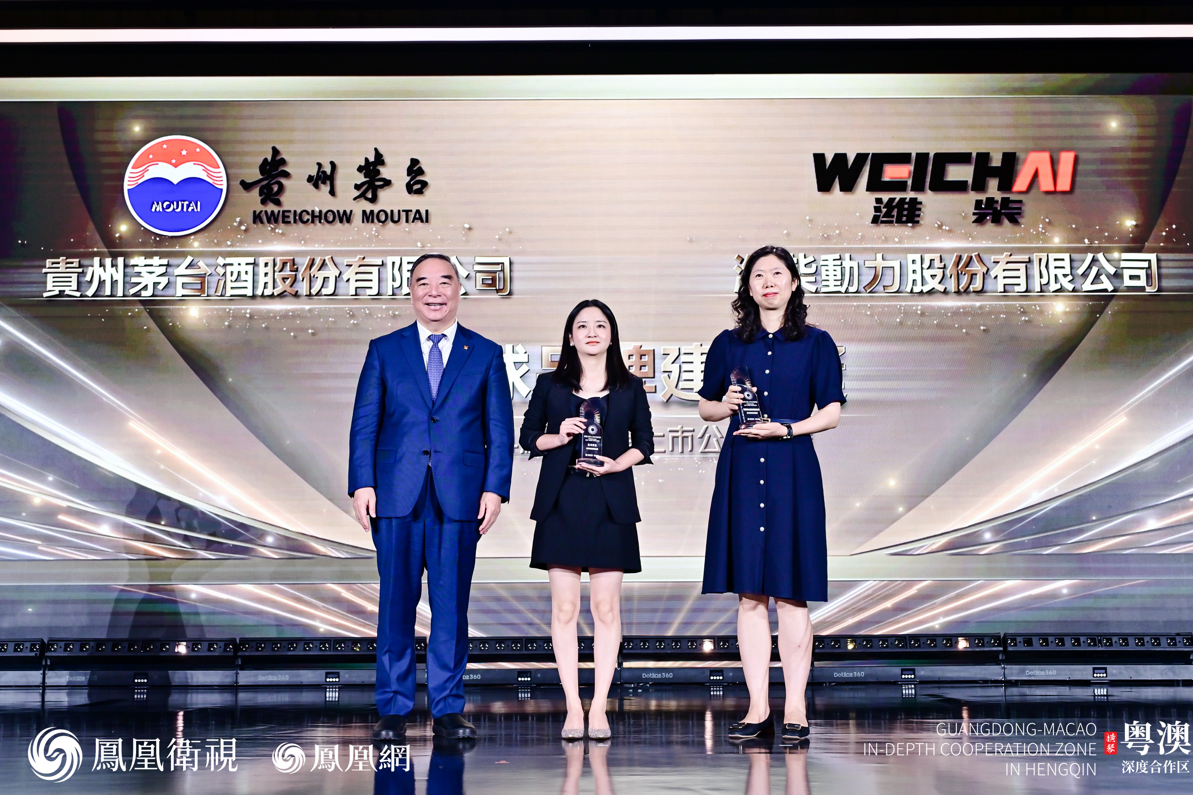 中国上市公司协会会长宋志平（左一）为获奖企业颁奖