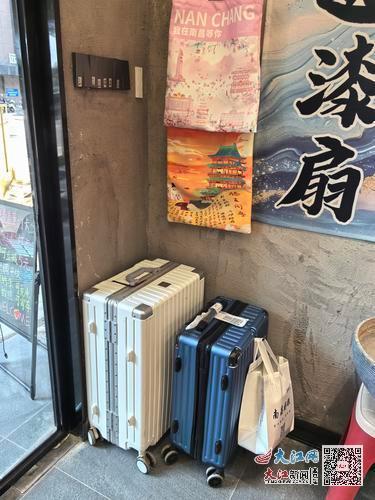 游客寄存的行李。