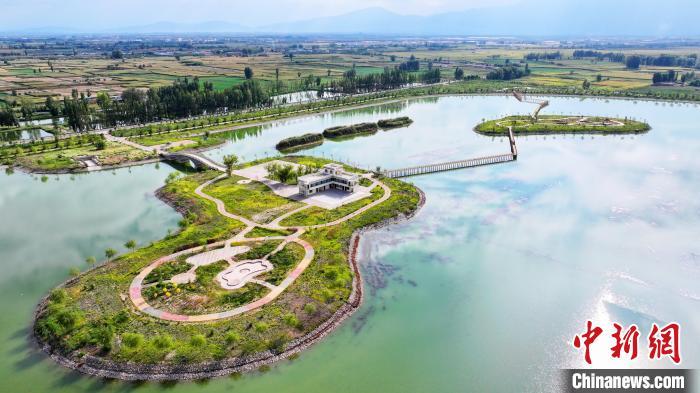 图为碧绿湖水如绿宝石一般　安学海　摄