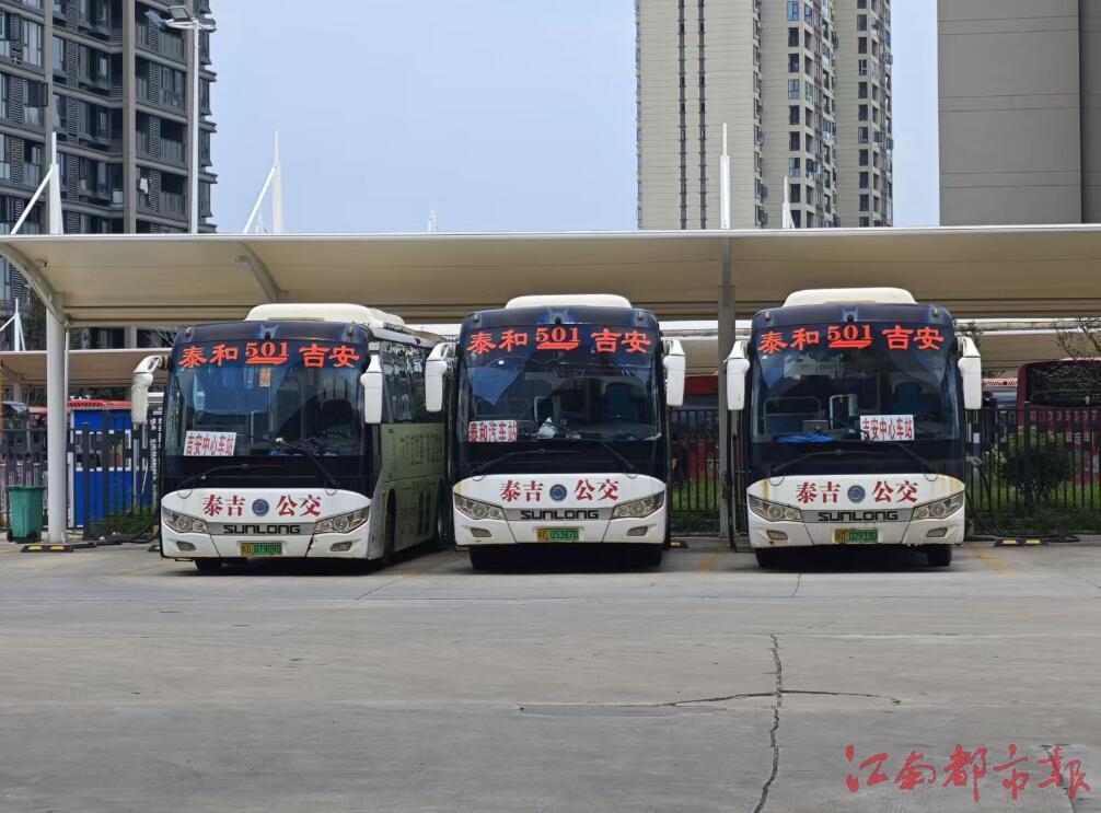 ▲ 3辆泰和501城际公交车因电池故障停放在泰和县新客运站。