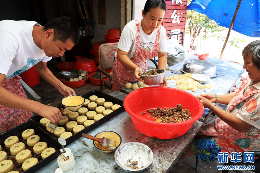 9月4日，河南省鄢陵县安陵镇于寨村，村民在制作传统月饼。