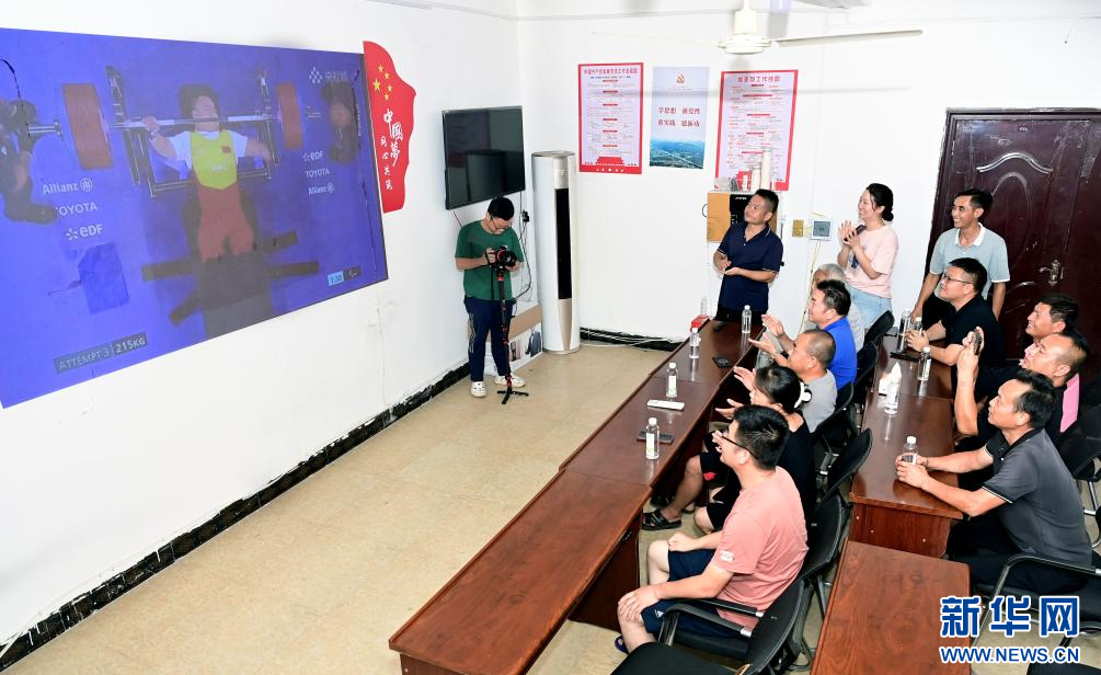 在江西万载籍举重运动员邹益的家乡，邹益的父母和乡亲好友齐聚村委会的大屏幕前观赛。新华网发 邓龙华 摄