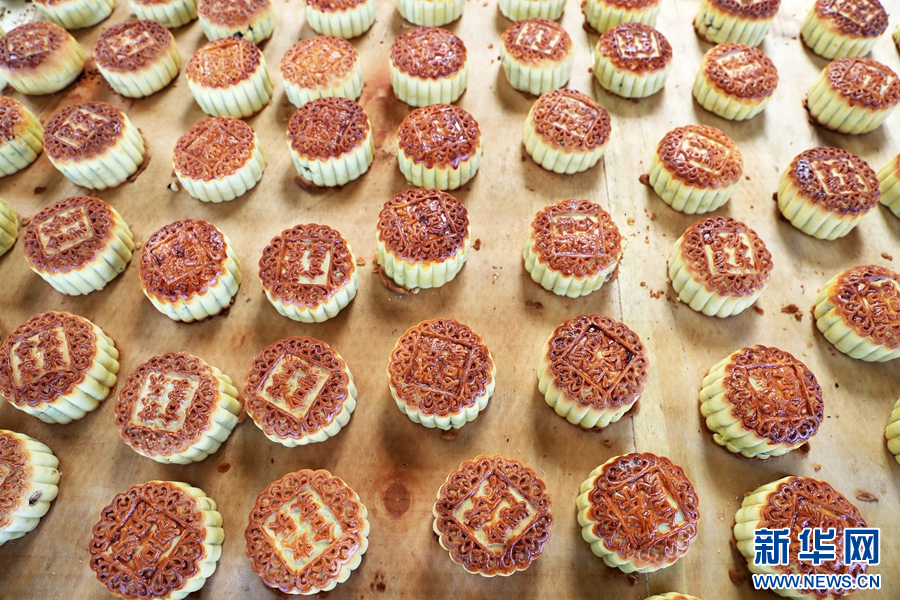 9月4日，河南省鄢陵县安陵镇于寨村，村民在制作传统月饼。