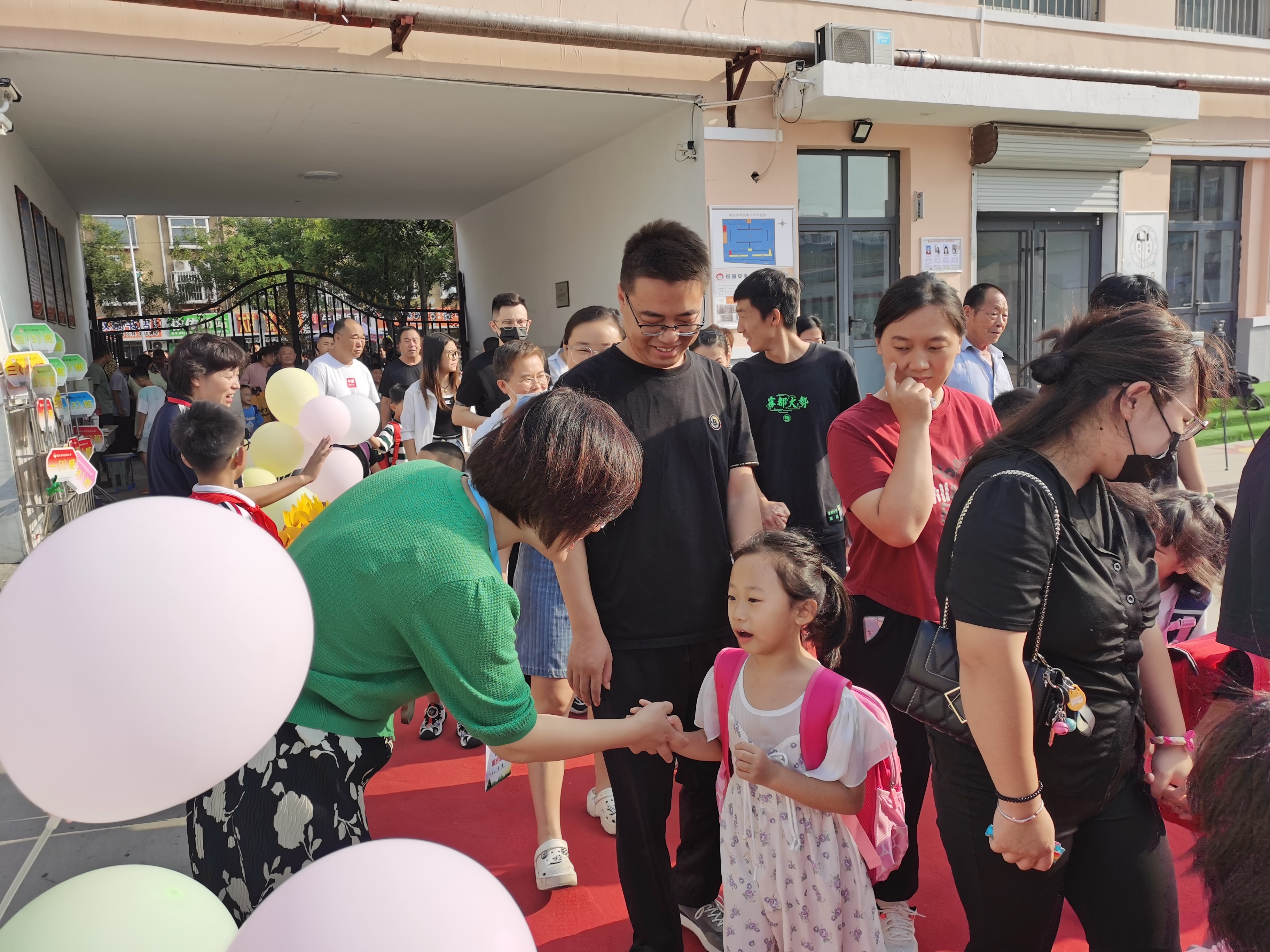 衡水市利民路小学孩子们走上红毯踏入校门。 张松 摄