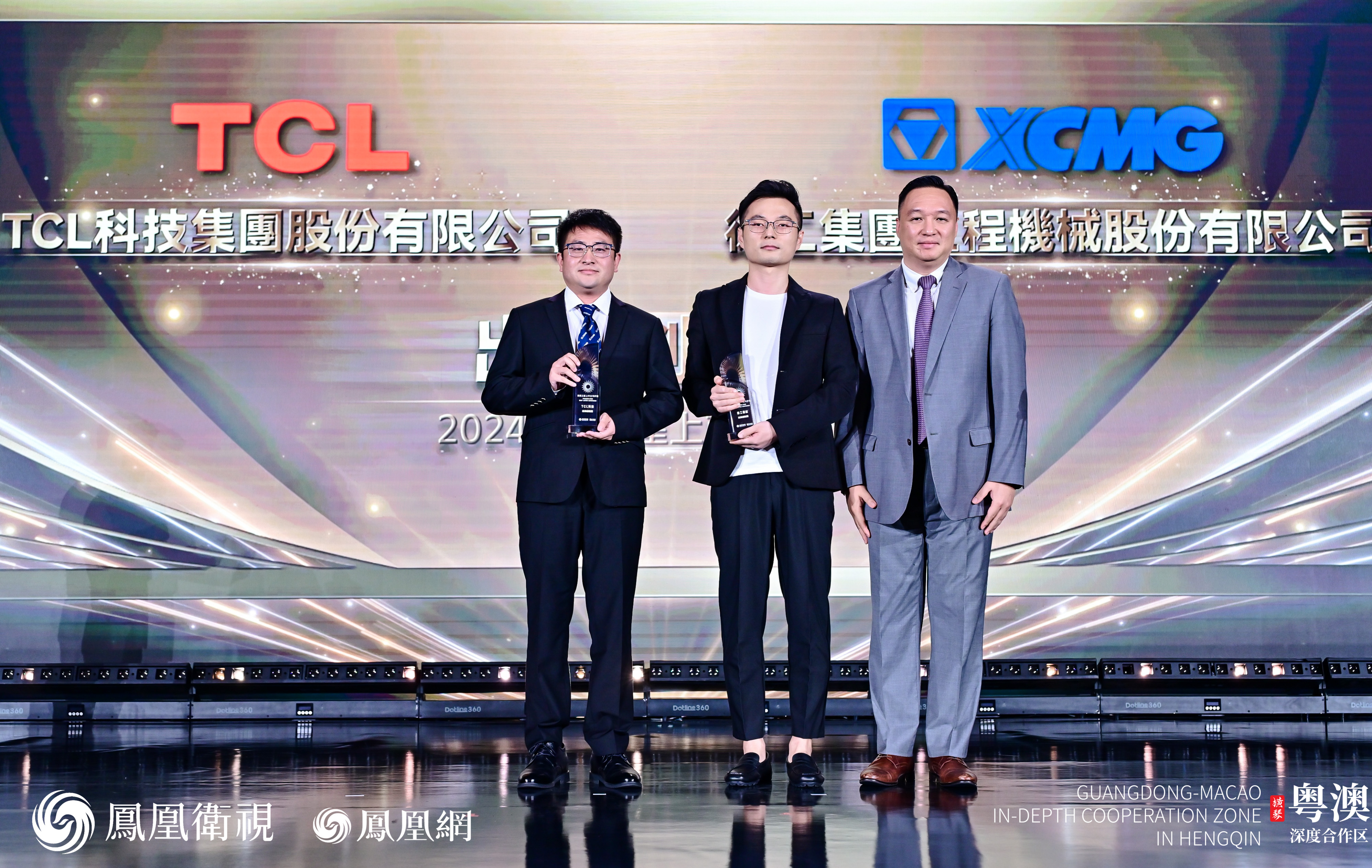 横琴粤澳深度合作区执行委员会副主任苏崑（右一）为获奖企业颁奖