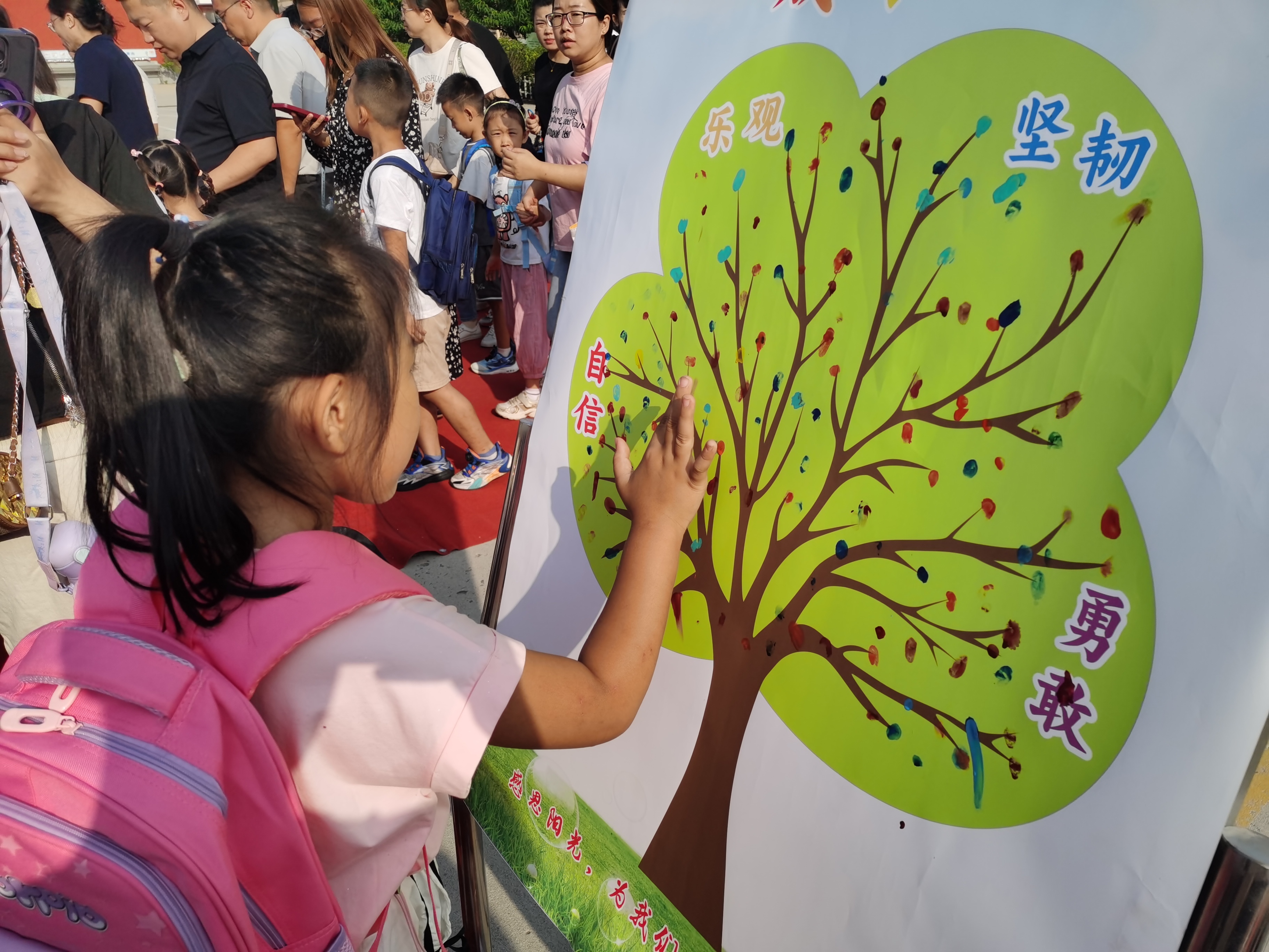 衡水市利民路小学孩子们在成长树的好习惯树枝上按上手印做出承诺。 张松 摄