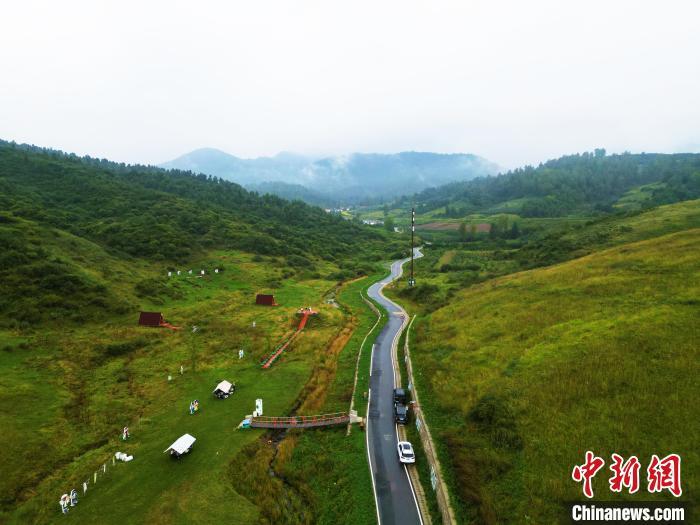 近日，航拍甘肃省临夏回族自治州康乐县草甸民宿。该民宿建筑以木质材料为主，将传统民宿与康乐民俗文化深层结合，让游客在深山栈道上感受蓝天白云、日出日落。中新社记者　李亚龙　摄
