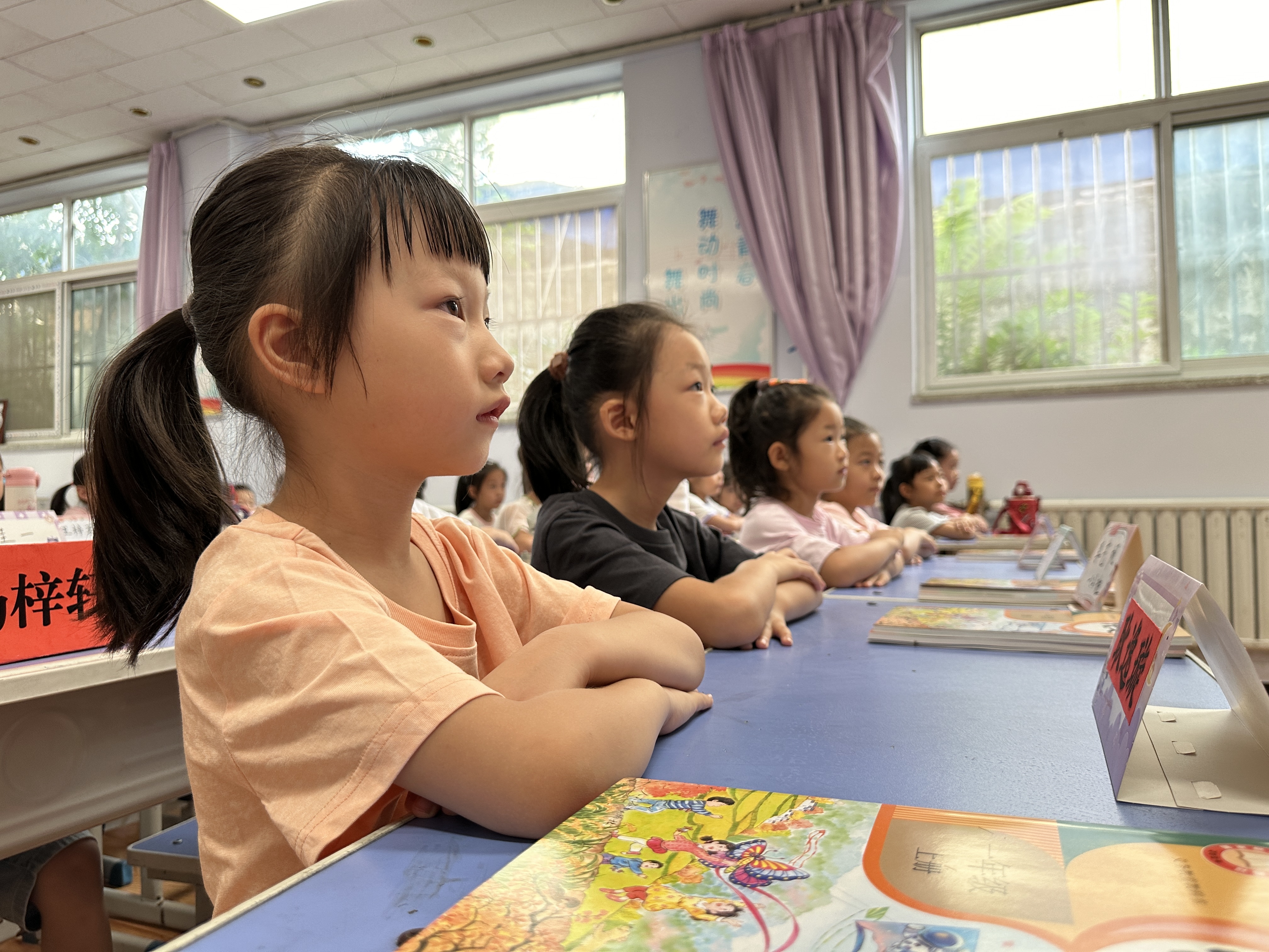 衡水市康复街小学开学第一课。 徐鹏璐 摄