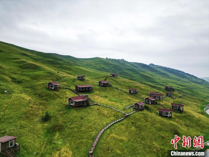 近日，航拍甘肃省临夏回族自治州康乐县草甸民宿。该民宿建筑以木质材料为主，将传统民宿与康乐民俗文化深层结合，让游客在深山栈道上感受蓝天白云、日出日落。中新社记者　李亚龙　摄