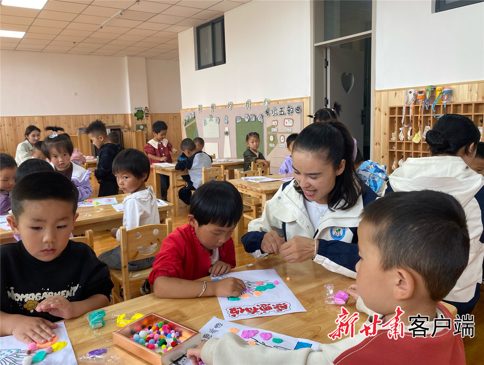 晨曦幼儿园老师带领学生开展手工制作　新甘肃&middot;甘肃日报记者　王虎　摄