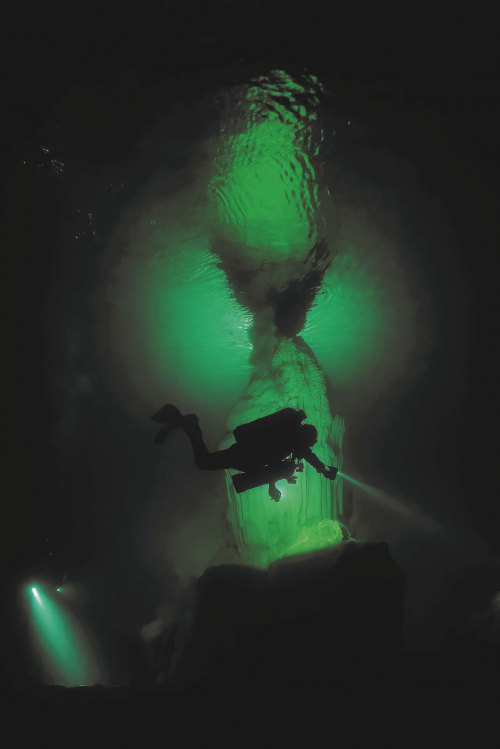 贵阳红枫湖洞穴潜水。周元杰 摄