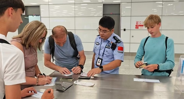 8月26日，郑州出入境边防检查站民警在引导旅客填写外国人入境卡。董现伟 摄