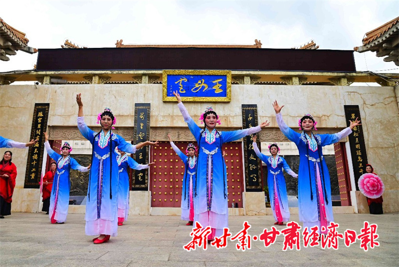 王母宫前演绎当地民俗舞蹈