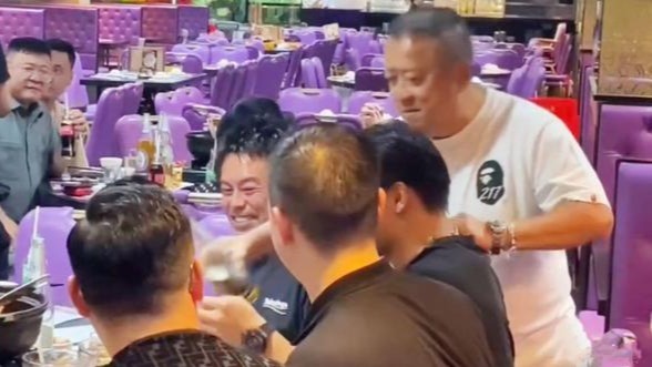 曾志伟遭大量网友嘲讽！主动给网红嘴哥倒酒，还摁着不让他站立封面图