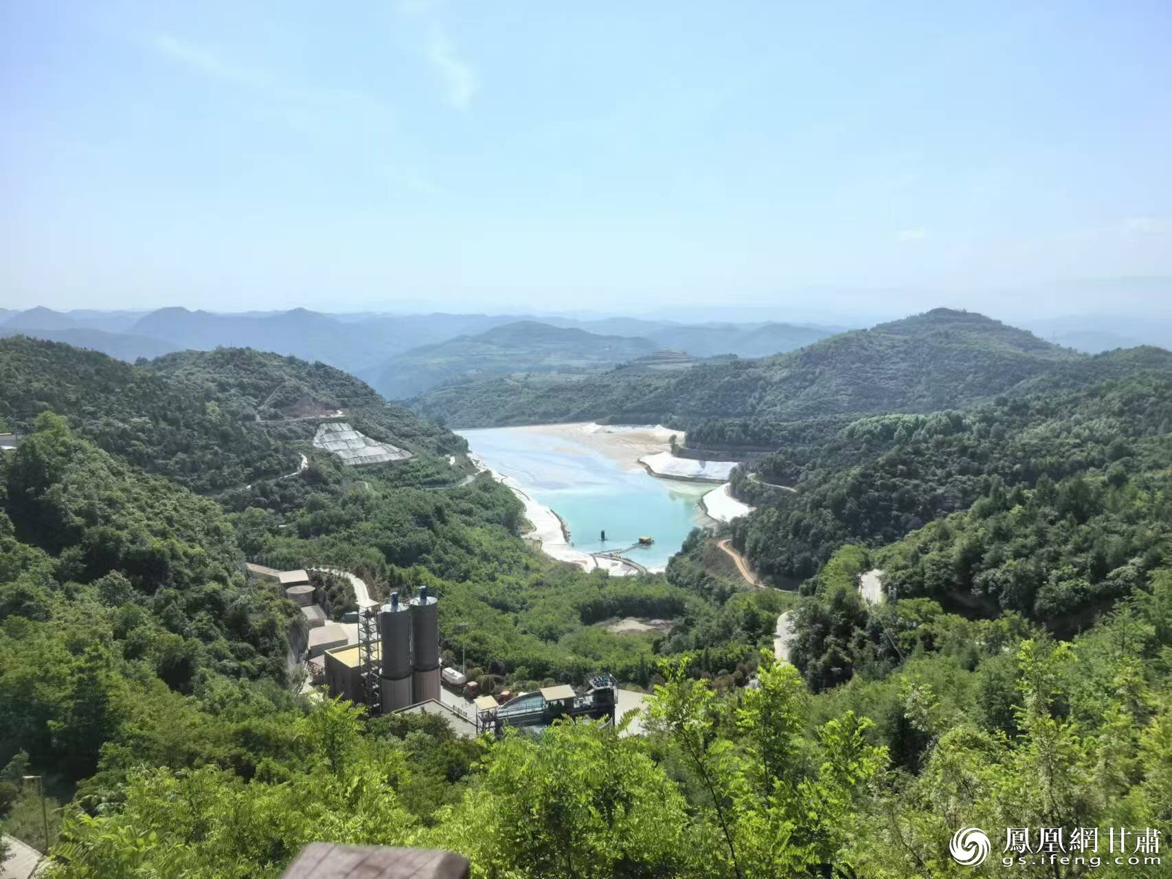 四周青山环抱的金徽矿业矿区　甘肃银行徽县支行供图