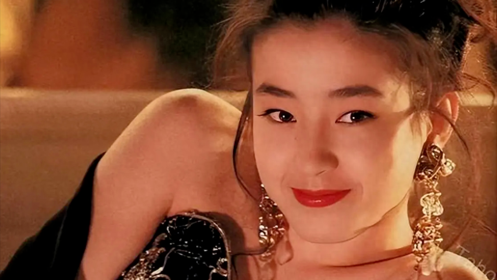 14岁被送上导演床，17岁当众拍裸体写真，想结婚又遭生母造谣封面图