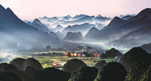 热气球飞越兴义万峰林。蒋挺 摄