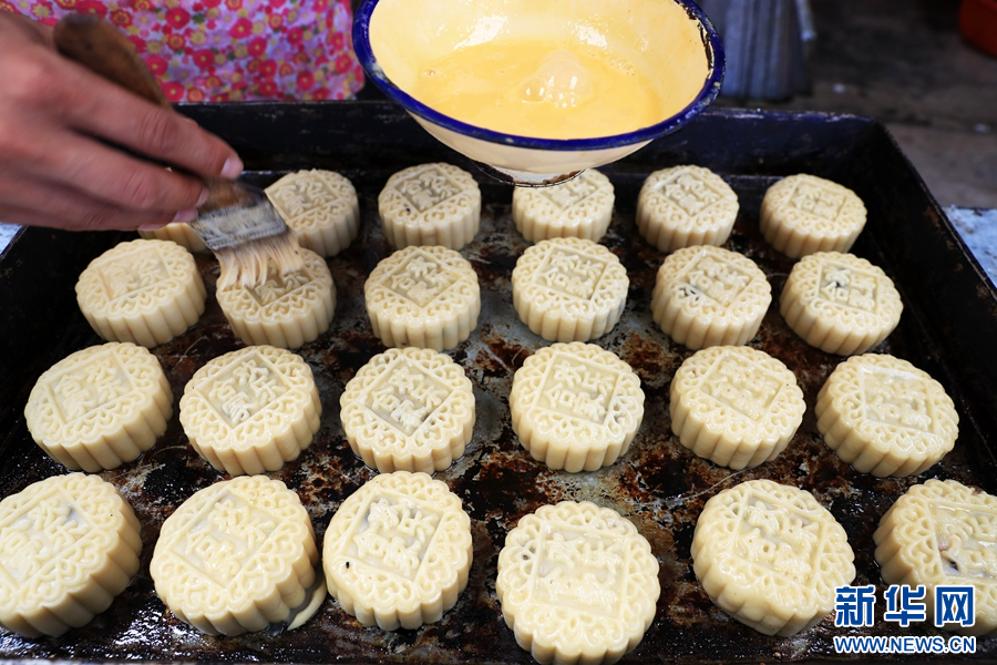 9月4日，河南省鄢陵县安陵镇于寨村，村民在制作传统月饼。
