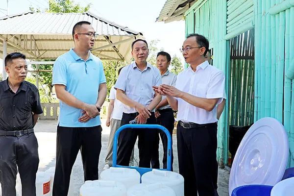 石强在靛水街道文武社区调研。李绍标 摄