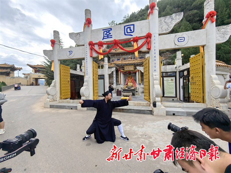 西王母宫前展示道家拳术