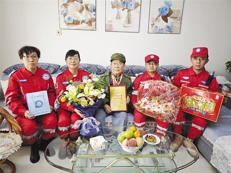 中志协救援兰州减灾服务部志愿者慰问老兵赵廷杰