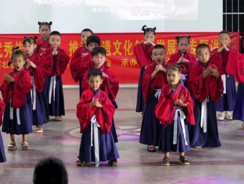 讲座上孩子们表演《中华孝道》节目