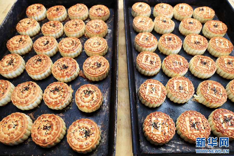 9月4日，河南省鄢陵县安陵镇于寨村，村民在制作传统月饼。