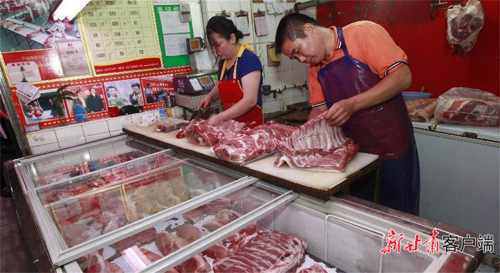 猪肉铺中忙碌的鲁传江(资料图)