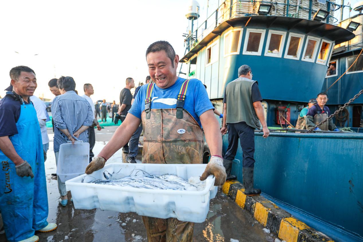 9月3日，一筐筐海鲜被搬下，渔民的脸上洋溢着丰收的喜悦。邱健涛 摄