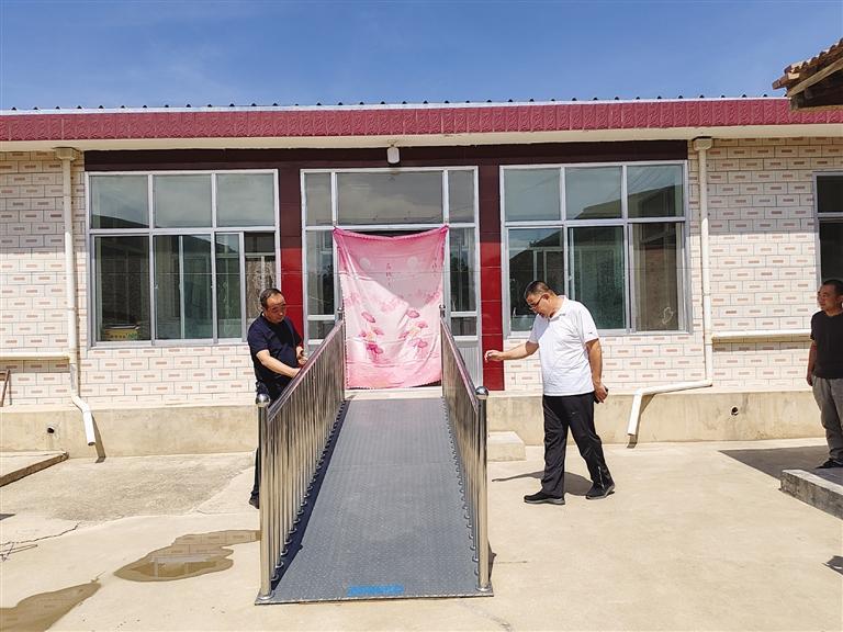 市残联督导榆中县困难重度残疾人家庭无障碍项目改造