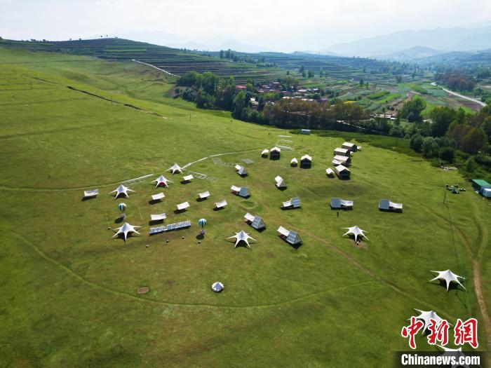 近日，航拍甘肃省临夏回族自治州康乐县打门村溪水谷露营基地。中新社记者　李亚龙　摄