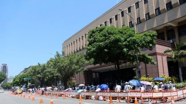 南部民眾黨支持者連夜北上“救駕”，前幹部感嘆：中央黨部步調慌亂