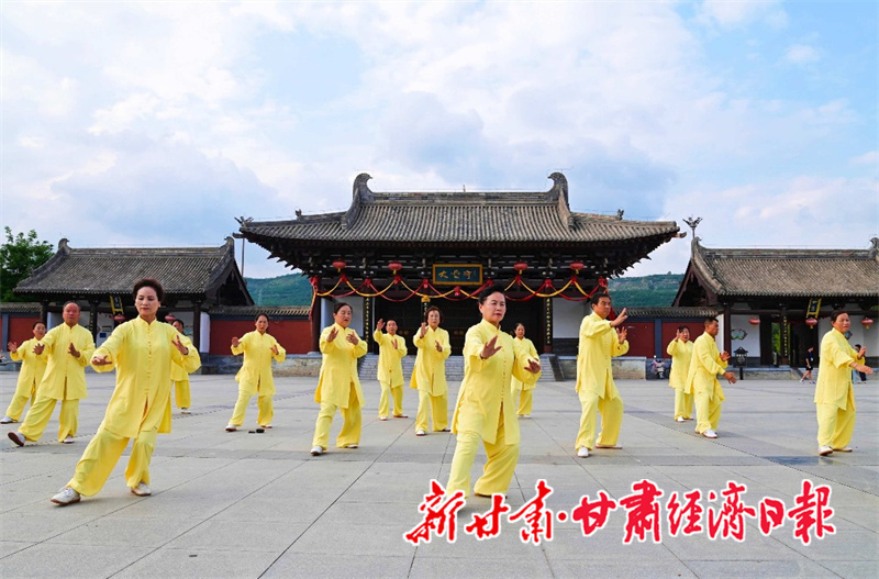 群众在大云寺广场演练太极拳