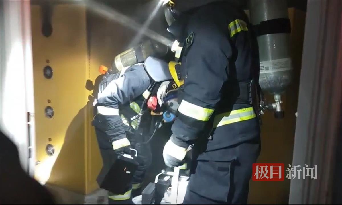 无人机锂电池储存间突发火灾 武汉消防紧急扑救！