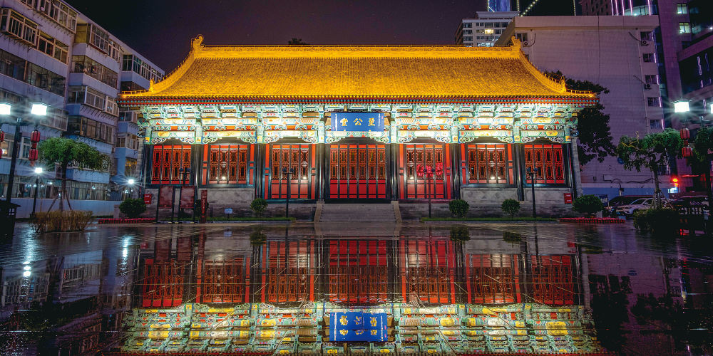 夜晚，修缮后的至公堂展现着历史的厚重。兰州大学党委宣传部供图