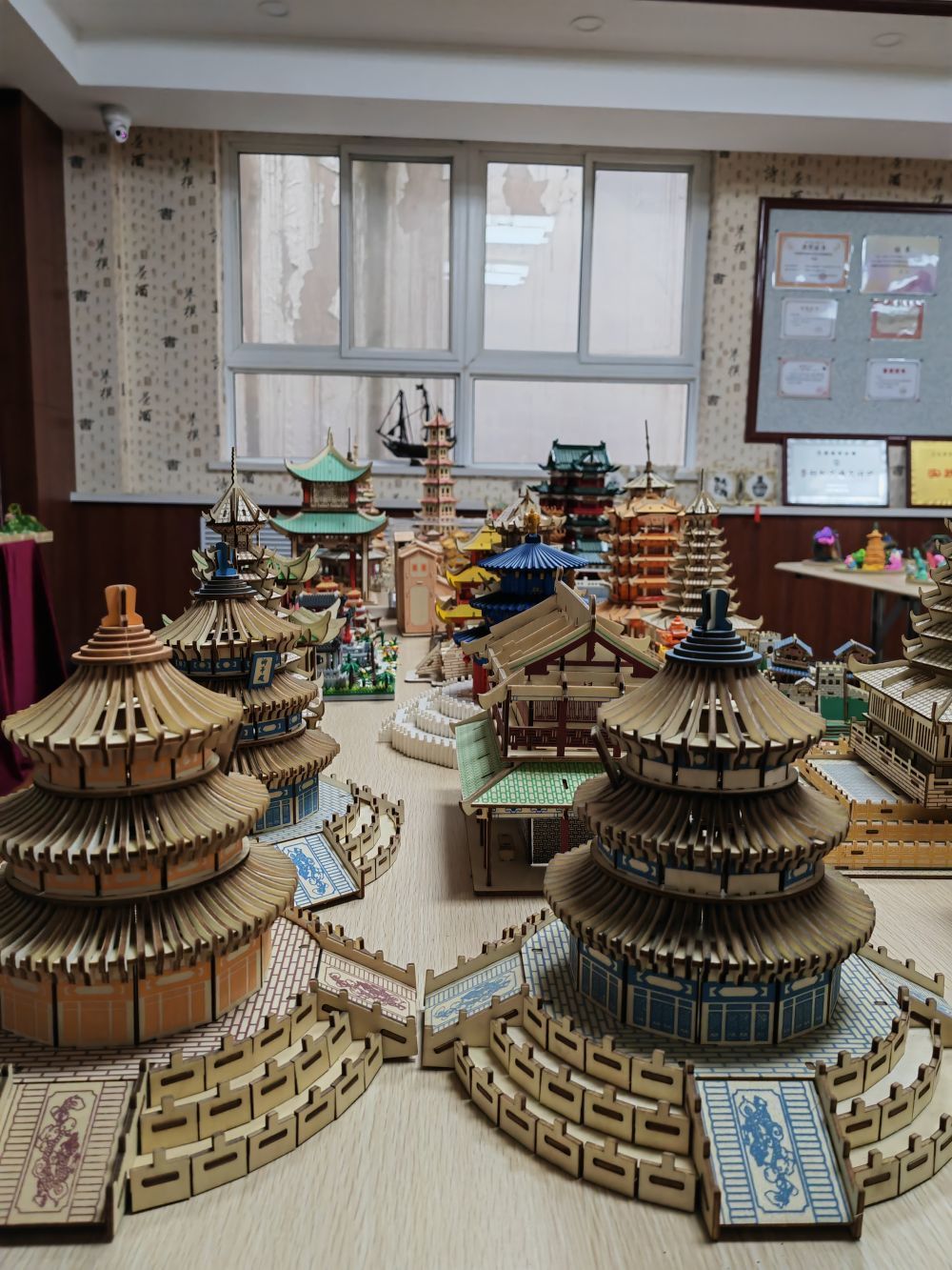 在工作坊的展览桌上摆放的历史建筑模型　新华社记者　白丽萍　摄