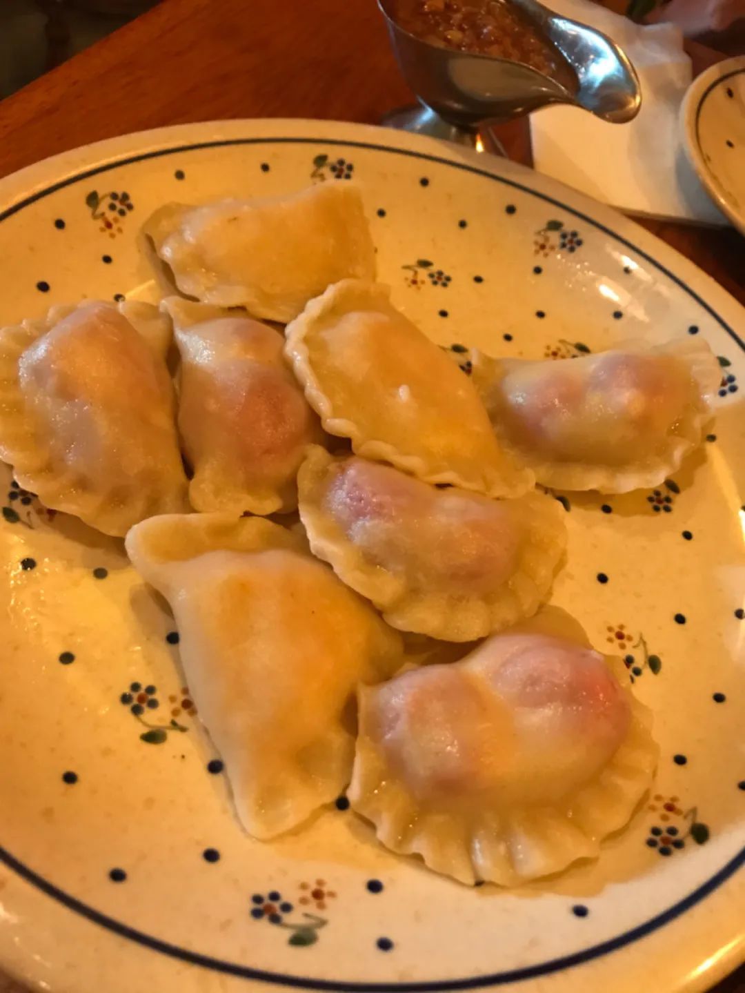 △当地连锁餐厅中吃到的饺子，馅料可选酸菜、蓝莓酱、草莓酱等。（图/九行）