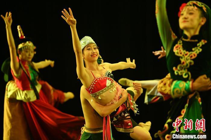 图为当日进行的舞蹈音乐创作成果演出 中新社记者 李亚龙 摄