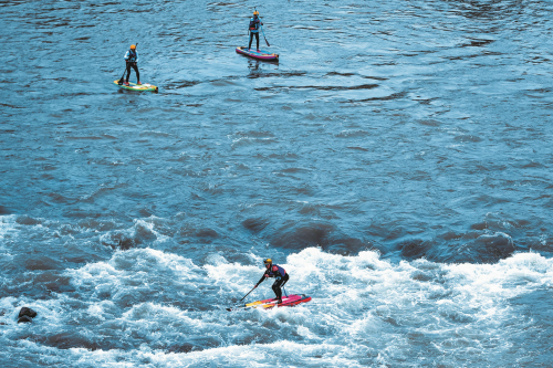茅台镇赤水河激流桨板。贺俊怡 摄