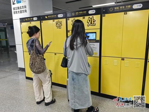 南昌地铁八一馆站内，游客正在扫码寄存行李。