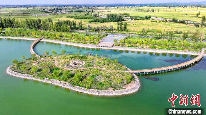 图为航拍临泽县沙河镇曹家湖景象　安学海　摄