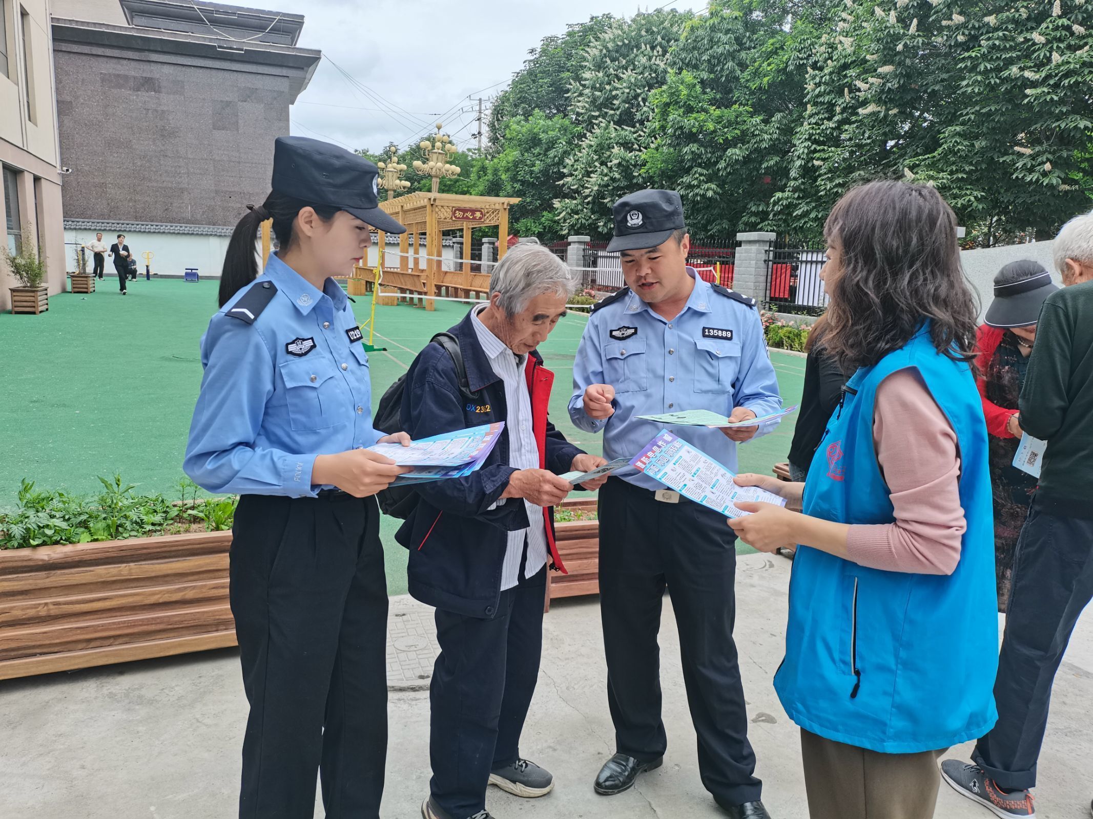 华亭在职党员干部“双报到”　当好群众贴心人