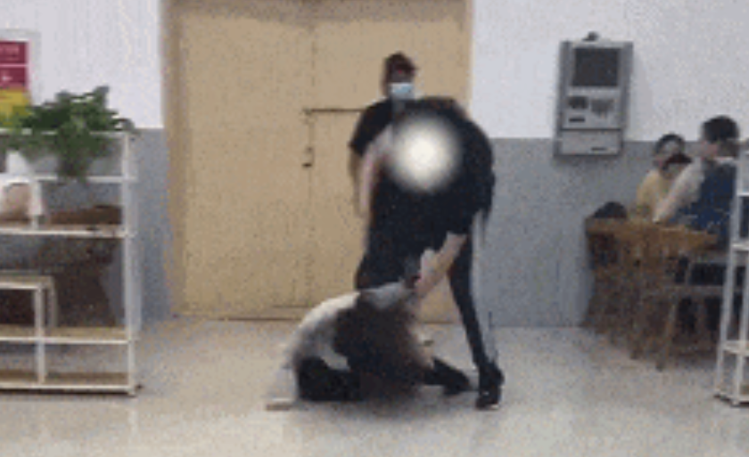 江苏师范大学食堂内男生将女生打倒？校方回应