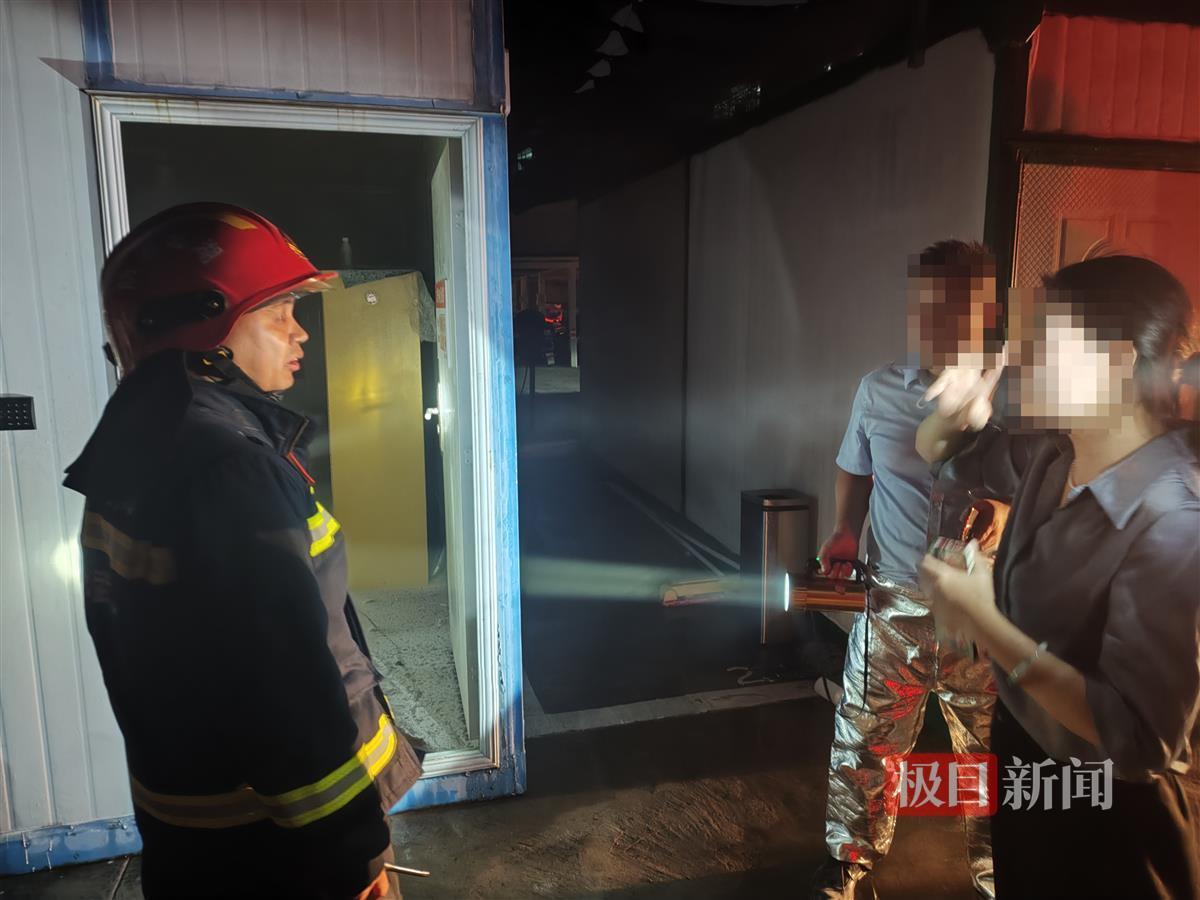 无人机锂电池储存间突发火灾 武汉消防紧急扑救！